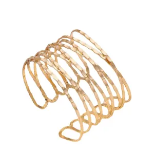 Gouden meerdradige gehamerde open manchet armband, chique punk metalen statement armband voor vrouwen.