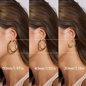 Gouden minimalistische holle creolen voor dames, verkrijgbaar in maten 50mm, 40mm en 30mm.