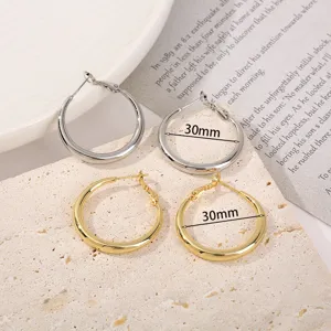 Gedetailleerd overzicht van 30 mm eenvoudige creolen in goud en zilver, elegant en veelzijdig.