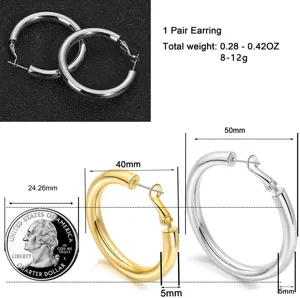 Gedetailleerd overzicht van klassieke dikke C-vormige creoolse oorbellen van 40mm en 50mm.