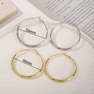 Klassieke 50mm grote créolen in zilver en goud, minimalistische sieraden voor dames.