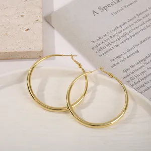 Klassieke grote gouden creolen voor dames, minimalistische gepolijste statementsieraden.