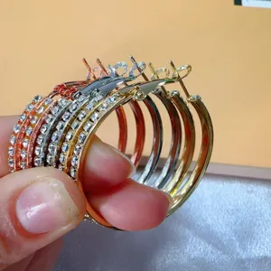 Chique metalen créolen met schitterende strass-steentjes, klassiek meerlags ontwerndetail.