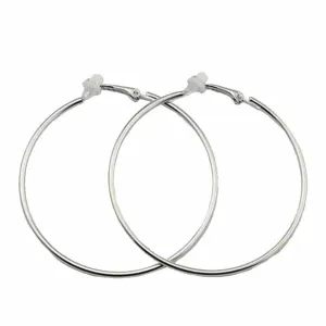Grote zilverkleurige metalen creolen voor dames, clip-on ontwerp met comfortkussens.