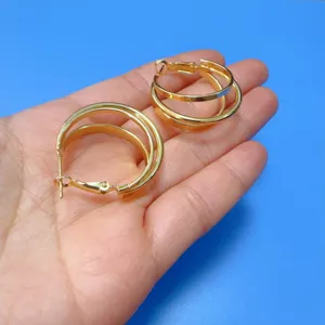 Gouden meerlaagse creolen oorbellen voor dames, trendy mode cirkel sieraden design.