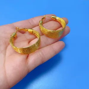 Gouden gevlochten creolen voor dames, minimalisten sieraden voor dagelijks chic stijlgebruik.