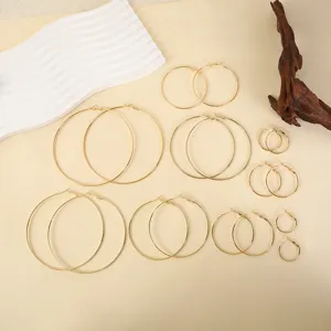 Set van gouden creolen in verschillende maten met glanzende afwerking voor detailweergave.