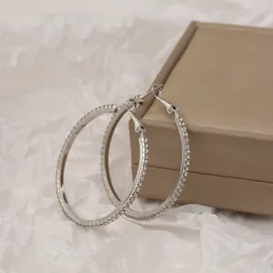 S925 zilveren metalen creolen met sprankelende strass-steentjes, klassieke elegante sieraden.