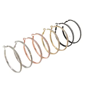 Klassieke metalen strass creolen, elegant ontwerp in meerdere kleuren voor dagelijks gebruik.