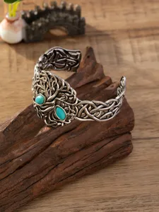 Vintage zilveren brede manchetarmband met turkoois stenen, punk etnische stijl sieraden detail.