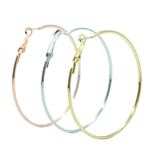 Grote minimalistische metalen creolen set in goud-, zilver- en roségoudafwerkingen.