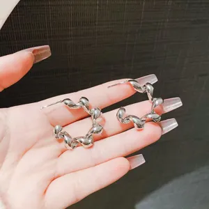 Zilveren gedraaide creolen oorhanger voor dames, trendy geometrische oorbellen nieuw.
