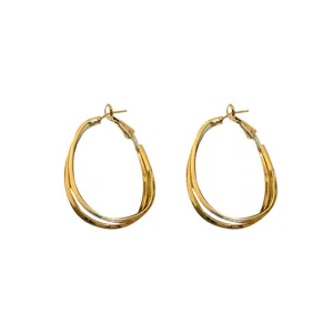 Gouden gedraaide creolen voor dames, minimalistische chique metalen cirkel oorbellen.