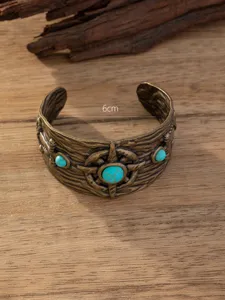 Vintage punk brede metalen manchetarmband met turquoise stenen en reliëf detail, 6cm.