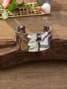 Brede gestructureerde zilveren metalen manchetarmband, punk retro open armband detail
