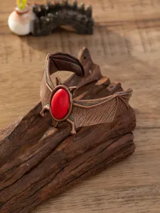 Vintage punk stijl brede vleermuis vleugel armband met rode steen, gotische sieraden.