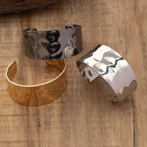 Brede manchet armbanden set, onregelmatig gehamerd metaal vintage punk sieraden.