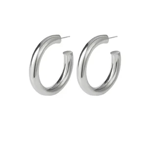 Minimalistische dikke zilverkleurige oorbellen creolen voor vrouwen, chique gladde metalen sieraden.