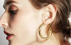 Minimalistische gouden dikke oorbellen voor vrouwen, trendy geometrische C-vormige sieraden.