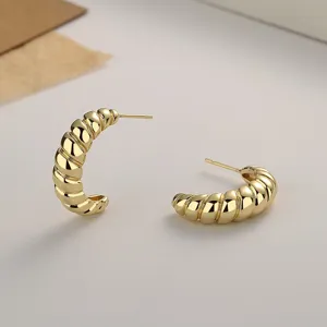 Minimalistische vergulde dikke croissant oorringen, elegante sieraden detail weergave.