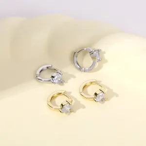Sprankelende kristallen creolen oorbellen met glanzende zirkonia stenen in goud en zilver.