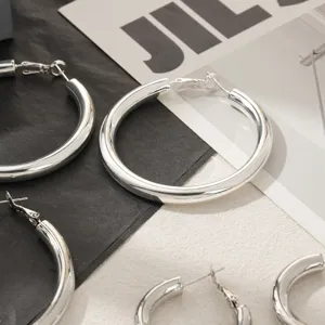 Dichte zilveren hoop oorbellen voor vrouwen, minimalistische holle C-vormige metalen statement.