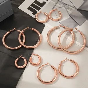 Set van minimalistische roségouden holle oorbellen in verschillende maten, elegant klassiek C-design.