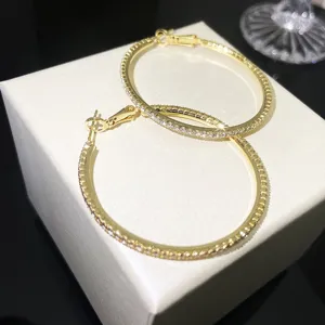 Prachtige gedetailleerde weergave van 18k vergulde strass creolen, schitterend.