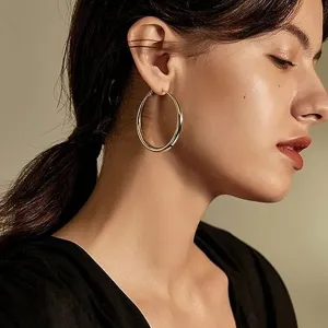 Elegante grote gouden oorbellen creolen voor dames, minimalistische vergulde sieraden.