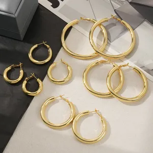 Set van minimalisten gouden oorringen, hol messing klassiek C-vormig ontwerp voor dames.