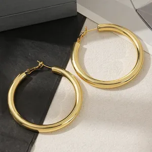 Klassieke minimalisten dikke gouden creolen, hoogwaardige C-vormige oorbellen voor dagelijks gebruik.