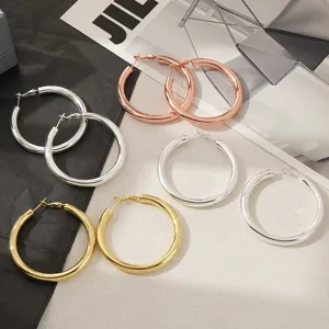 Chique C-vormige dikke creolen oorbellen voor vrouwen, klassieke metalen sieraden details.