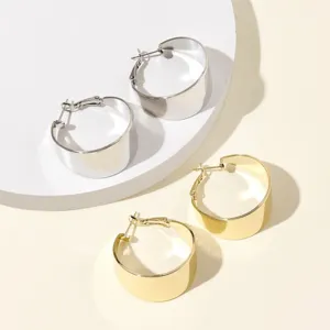 Gouden en zilveren brede glanzende oorbellen set, minimalistische mode sieraden voor dames.