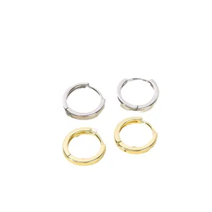 Set van minimalistische metalen creolen oorbellen in goud en zilver, elegante dagelijkse sieraden.
