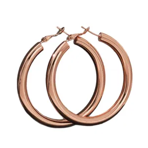 Chique rosékleurige dikke oorbellen creolen voor dames, minimalistische C-vormige sieraden.