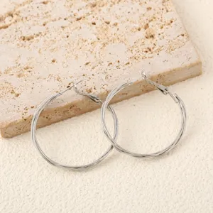 Zilveren meerdradige getwiste grote oorbellen, elegante minimalistische zomer sieraden.