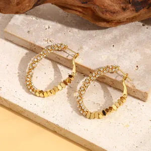 Gedetailleerde close-up van Franse luxe stijl metalen strass oorringen, elegant en stralend.