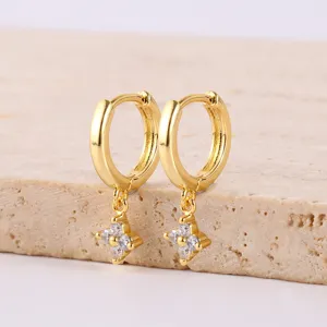 Close-up van gouden creolen met sprankelende zirkonia bloemhangers voor dames.
