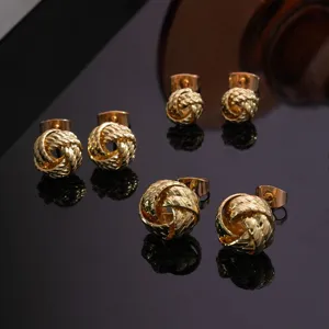 Pendientes de boton con nudo geometrico en espiral de metal dorado estilo elegante.