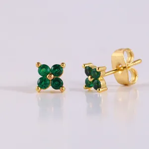 Vergulde koperen oorknopjes met groene zirkonia stenen voor dames elegante dagelijkse mode.