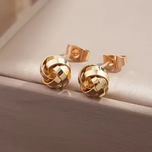 Pendientes de tuerca con nudo en espiral de metal bañado en oro de 14k, joyería elegante.