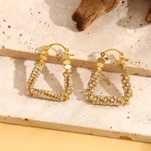 Gedetailleerde close-up van gouden geometrische driehoek strass oorbellen, stijlvol.