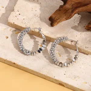 Zilverkleurige metalen handgemaakte kraal oorbellen, elegant ontwerp voor dagelijks gebruik.