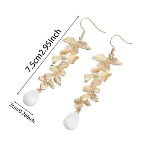 Gouden blad lange hangende oren met witte parelhangertjes elegante mode sieraden details