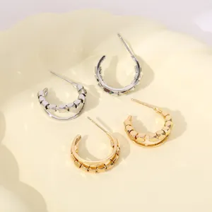Minimalistische dubbellaagse geometrische metalen oorringen, retro stijl mode sieraden detailweergave.