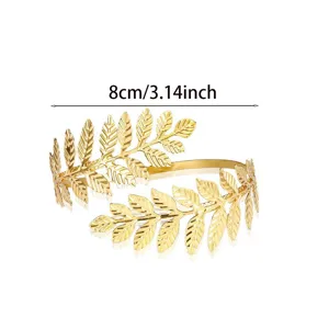 Gouden blad armmanchet detailopname, stijlvol metalen haaraccessoire voor vrouwen.