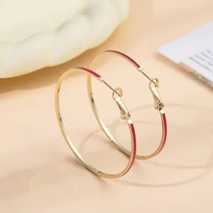 Prachtige roze geëmailleerde gouden creolen, minimalistisch stijlvol ontwerp voor dagelijks gebruik.