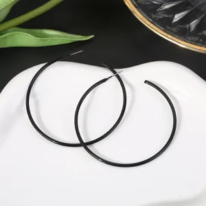 Eenvoudige minimalisten zwarte metalen oorringen voor dames, trendy geometrische sieraden.