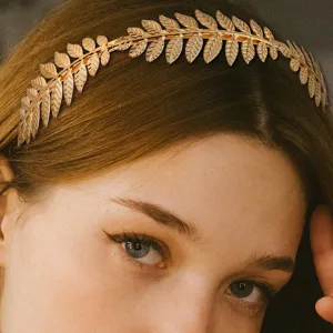 Gouden bladeren haarband metalen haartoebehoren bruidsmode sieraden detailopname.