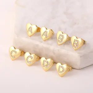 Vergulde hart letter oorknopjes met glinsterende zirkonia, modieuze strass sieraden.